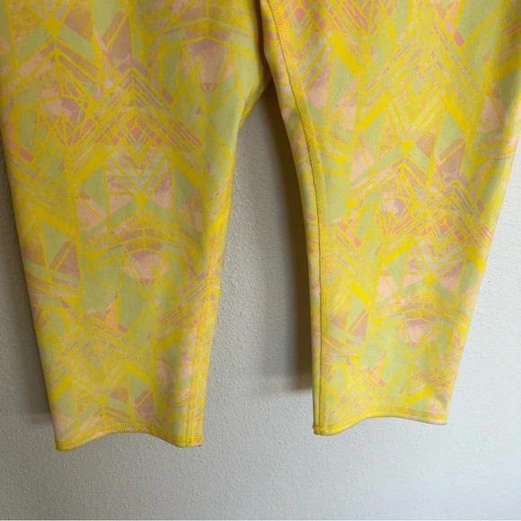 New Alo Yoga Airbrush Capri Leggings Zest Indio Geometric Print NWT Medium - Picture 5 of 13